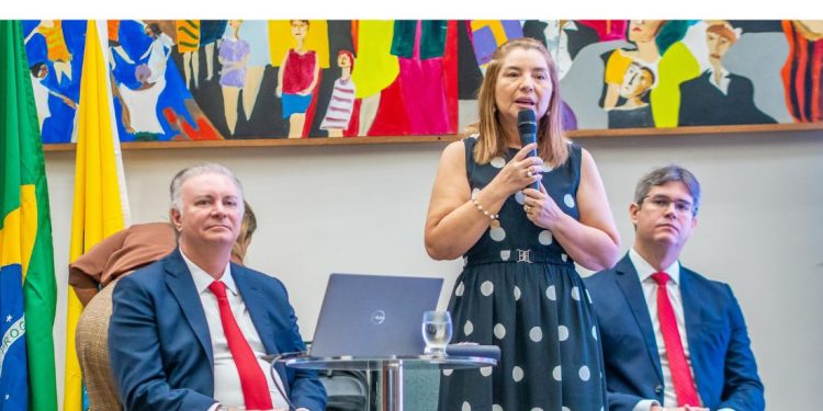 “Constitucionalidade é o pilar da democracia”, diz Iracema Vale durante minicurso alusivo aos 190 anos da Alema