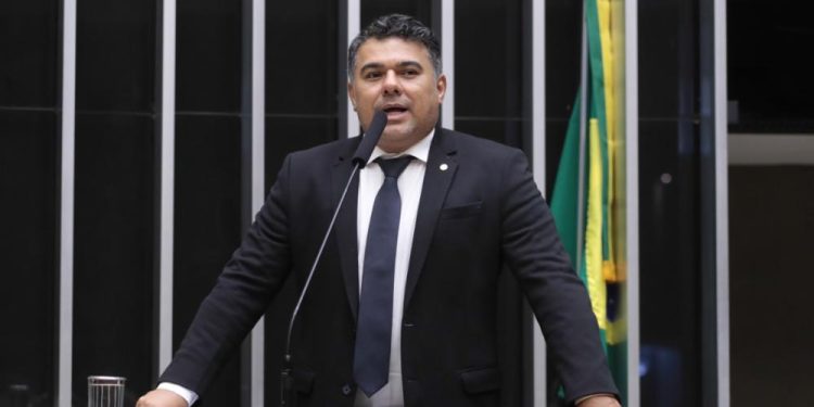 Deputado federal Ivan Junior aponta constrangimento ao STF por grupo dinista