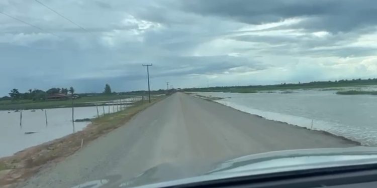 Morador grava vídeo falando do avanço nas obras da Travessia da Baixada, que ligará Anajatuba a São João Batista.