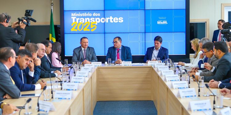 Em Brasília, Brandão assina ordem de serviço para intensificar recuperação da MA-014 em parceria com o Ministério dos Transportes
