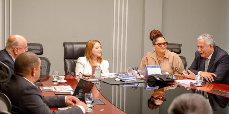 Iracema Vale recebe representantes do setor turístico e da SEPE para tratar da Pré-COP 30