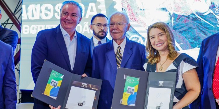 Iracema Vale prestigia cerimônia de lançamento do selo em comemoração aos 40 anos da redemocratização