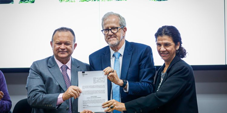 Em Brasília, Brandão assina contrato de R$ 45 milhões para reforçar combate a incêndios no Maranhão