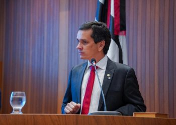 Carlos Brandão e defende cautela no debate sobre sucessão