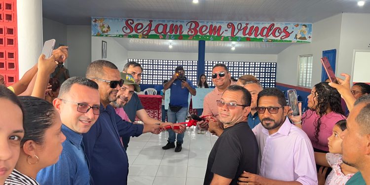 VEREADORES DE SÃO BENEDITO DO RIO PRETO FAZEM PARTICIPAÇÃO EM REINAUGURAÇÃO DE ESCOLA MUNICIPAL