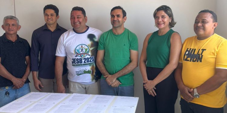 PREFEITO WALLAS ROCHA ASSINA ORDEM DE SERVIÇOS PARA CONTRUÇÃO DE UBS E RECONTRUÇÕES DE ESCOLAS QUADRA POLIESPORTIVA E CRECHE
