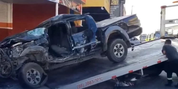 Vídeo: Veja o momento da colisão entre ônibus e caminhonete em São Luís que deixou um morto