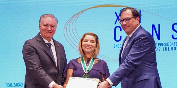 Iracema Vale é homenageada com Medalha de Mérito do Consepre e se destaca em encontro nacional do Judiciário