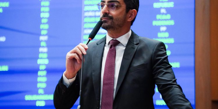 Florêncio Neto rebate críticas da oposição ao programa Tô Conectado do governo do Estado