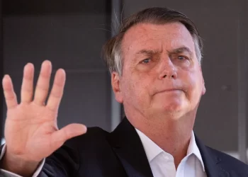 Bolsonaro organizou bolão da Mega-Sena minutos antes da prisão domiciliar. Saiba onde ex-presidente estava