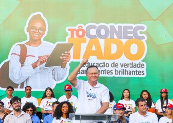 Tô conectado: Brandão inicia a entrega de cerca 250 mil tablets a estudantes e assina medida provisória que institui programa Educação de Verdade