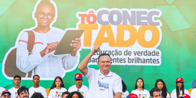 Tô conectado: Brandão inicia a entrega de cerca 250 mil tablets a estudantes e assina medida provisória que institui programa Educação de Verdade