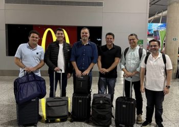 Oposição quis passar recado com essa foto… e o símbolo da mala diz muito