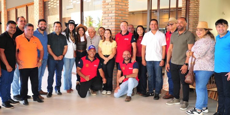 Iracema Vale visita 33ª Vaquejada de Colinas e destaca importância do evento para a cultura e a economia do Maranhão