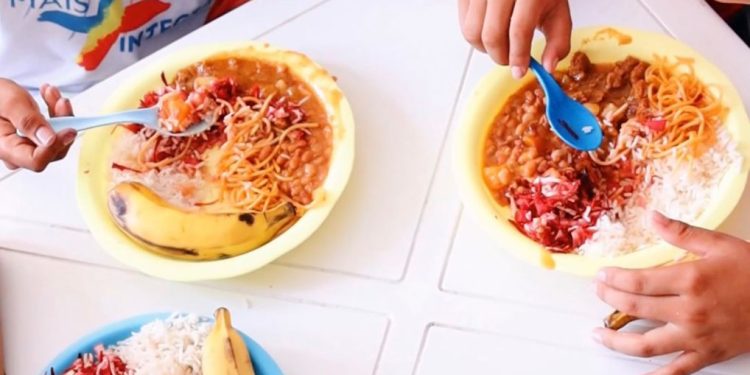 Prefeito Wallas Rocha reforça compromisso com a educação e garante merenda escolar de qualidade em São Benedito do Rio Preto