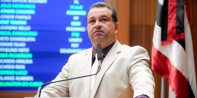 Adelmo comemora aprovação de Brandão: “Governo nada de braçadas concretizando sonhos das pessoas