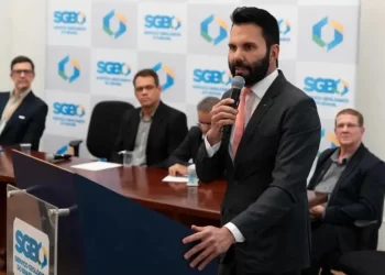 Marido de Eliziane Gama comunica saída de presidência de estatal