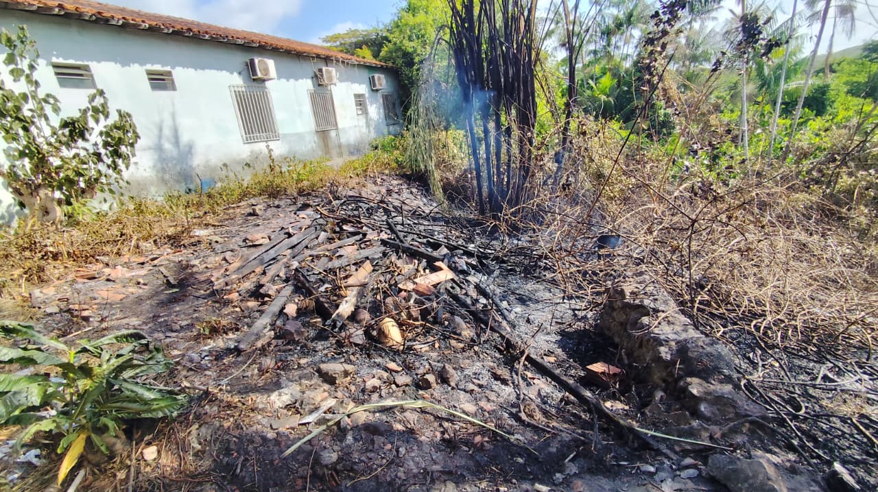 Incêndio atinge área atrás da Prefeitura de São Benedito do Rio Preto e autoridades investigam possível crime Incêndio atinge área atrás da Prefeitura de São Benedito do Rio Preto e autoridades investigam possível crime