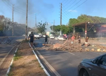 Moradores fecham Avenida dos Africanos em São Luís