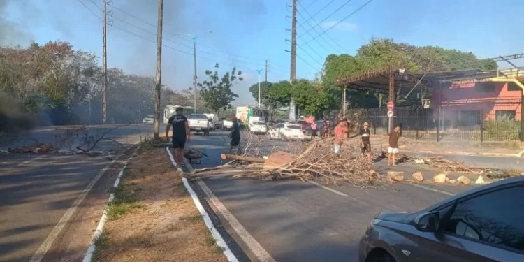 Moradores fecham Avenida dos Africanos em São Luís