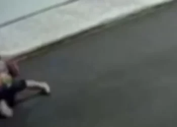 Mulher é perseguida e morta a facadas pelo ex-companheiro; câmeras registram crime brutal