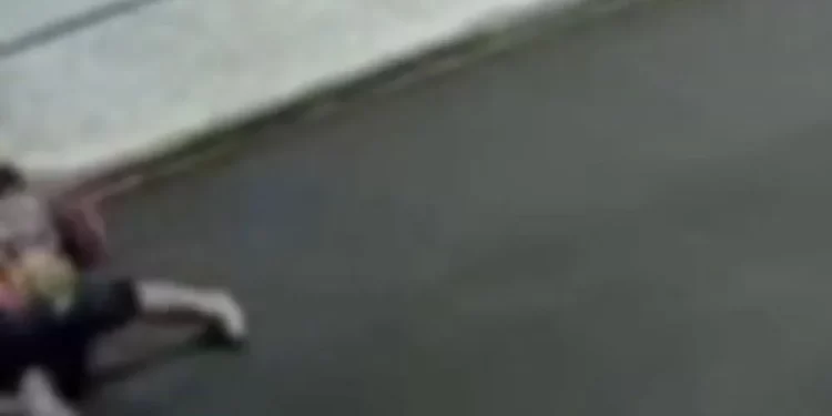 Mulher é perseguida e morta a facadas pelo ex-companheiro; câmeras registram crime brutal