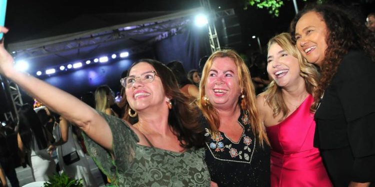 Em noite festiva, confraternização natalina da Assembleia reuniu servidores e convidados