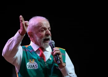 Lula ironiza tornozeleira de Bolsonaro ao falar de feminicídio