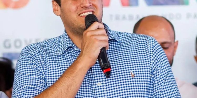 ECONOMÉTRICA: ORLEANS LIDERA EM TODOS OS CENÁRIOS E BRAIDE APARECE ABAIXO DOS 30%.