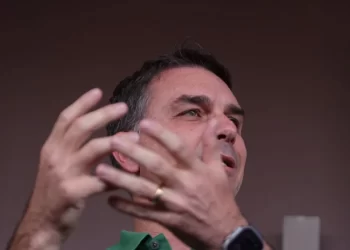 Após ser escolhido por Bolsonaro, Flávio nega racha e elogia Tarcísio. Vídeo
