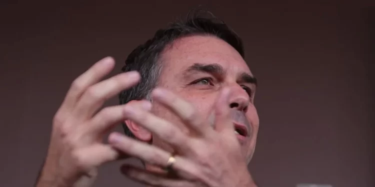 Após ser escolhido por Bolsonaro, Flávio nega racha e elogia Tarcísio. Vídeo