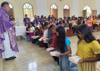 Igreja Católica realiza Cerimônia de Entrega das Bíblias para novos catequisandos em São Benedito do Rio Preto