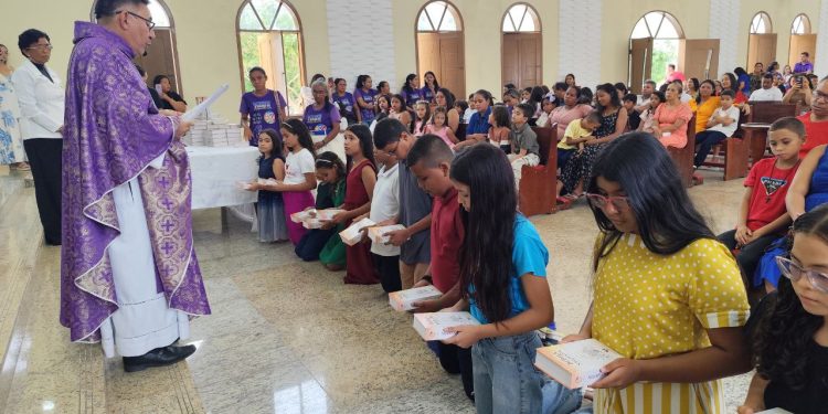 Igreja Católica realiza Cerimônia de Entrega das Bíblias para novos catequisandos em São Benedito do Rio Preto