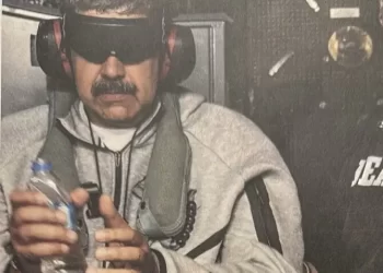 Trump divulga imagem de Maduro algemado e afirma que líder venezuelano foi capturado