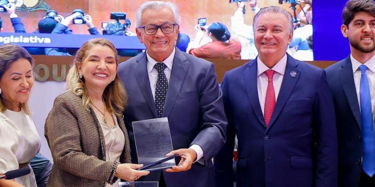 Arnaldo Melo é homenageado na sessão solene de 191 anos da Assembleia