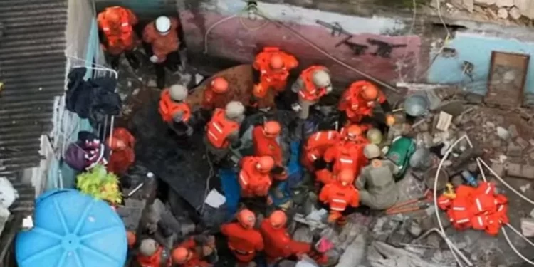 Chuvas fortes provocam desabamento de casas no Rio; mulher morre e criança é resgatada