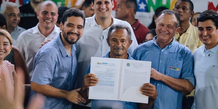 No aniversário de Barreirinhas, Orleans Brandão celebra entrega de pacote de obras e serviços para a cidade
