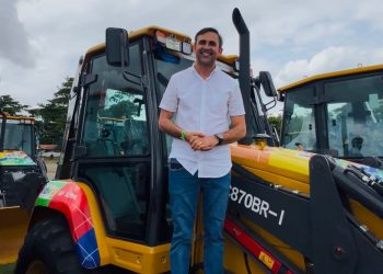 AVANÇO NA AGRICULTURA, PREFEITO WALLAS ROCHA RECE RETROESCAVADEIRA DURANTE EVENTO MARANHÃO SUSTENTAVEL