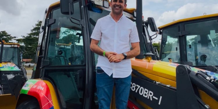 AVANÇO NA AGRICULTURA, PREFEITO WALLAS ROCHA RECE RETROESCAVADEIRA DURANTE EVENTO MARANHÃO SUSTENTAVEL