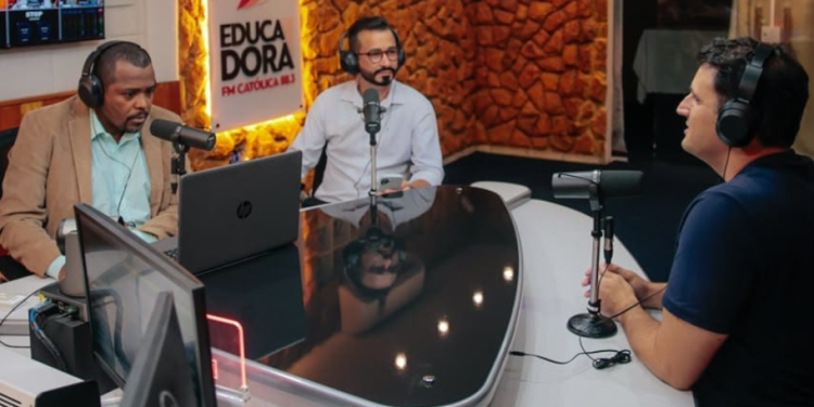 EM ENTREVISTA A RADIO EDUCADORA, ORLEANS BRANDÃO DEFENDE CAMPANHA DE PROPOSTAS QUE A FIRMA QUE SERÁ O GOVERNADOR DAS OPORTUNIDADES