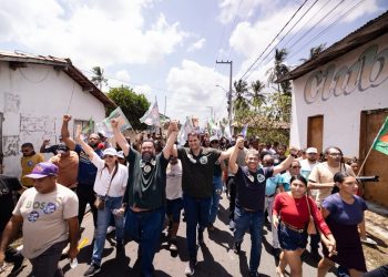 Orleans Brandão percorre Primeira Cruz ao lado da população em grande ato de apoio à sua candidatura