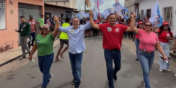 WEVERTON E EDIVALDO RECEBEM CARINHODA POPULAÇÃO DURANTE CAMINHADA NO SÃO BERNARDO