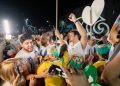 EM BACABAL, “ARRASTÃO DA VITÓRIA” COM O TIME DE ROBERTO COSTA REÚNE MULYIDÃO EM APOIO A ORLEANS BRANDÃO BRANDÃO