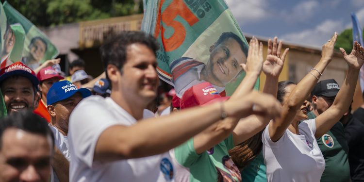 Orleans Brandão recebe apoio da prefeita Paula do Quininha e de lideranças durante caminhada em Itinga