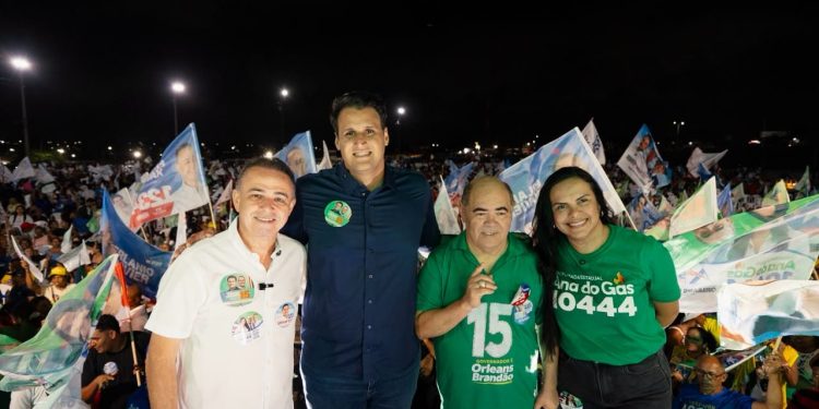 Orleans Brandão reúne 8 mil pessoas no Castelinho em grande ato político ao lado de Astro de Ogum