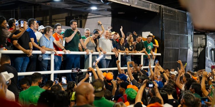 COM MAIS DE 20 MIL PESSOAS NAS RUAS, PRESIDENTE DUTRA ABRAÇA ORLEANS BRANDÃO EM GRANDE ARRASTÃO