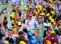 MESMO SOB SOL INTENSO, UMA GRANDE MULTIDÃO TOMA AS RUAS DE PENALVA EM FORTE DEMONSTRAÇÃO DE APOIO A ORLEANS BRANDÃO