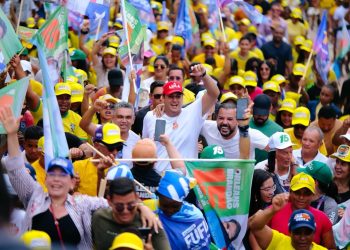 MESMO SOB SOL INTENSO, UMA GRANDE MULTIDÃO TOMA AS RUAS DE PENALVA EM FORTE DEMONSTRAÇÃO DE APOIO A ORLEANS BRANDÃO