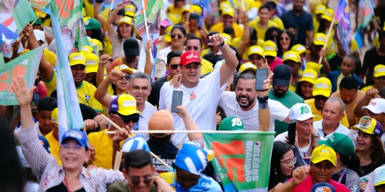 MESMO SOB SOL INTENSO, UMA GRANDE MULTIDÃO TOMA AS RUAS DE PENALVA EM FORTE DEMONSTRAÇÃO DE APOIO A ORLEANS BRANDÃO